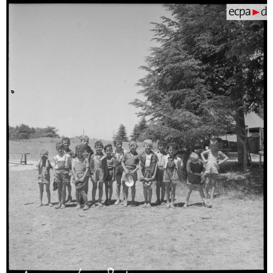 Trois monitrices de la colonie de vacances dans une tente.