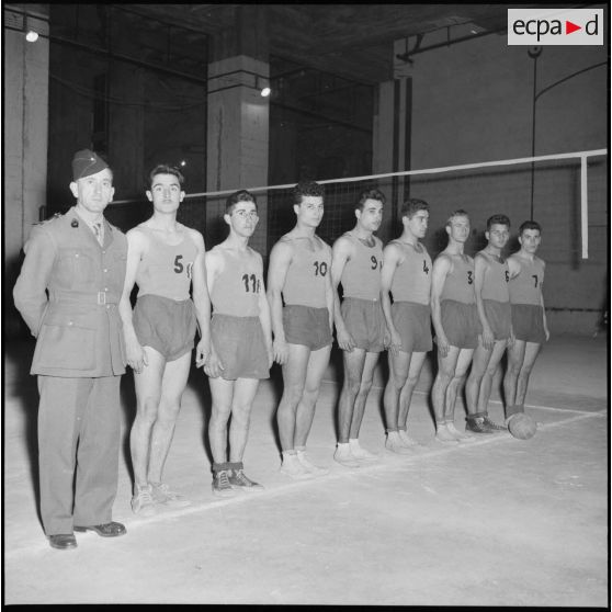 Présentation des deux équipes.