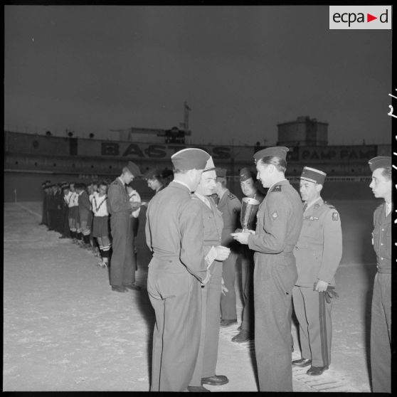 Remise de la coupe à l'équipe des vainqueurs de la finale de volleyball.