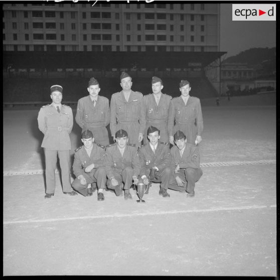 L'équipe des vainqueurs pose pour la photographie de groupe.