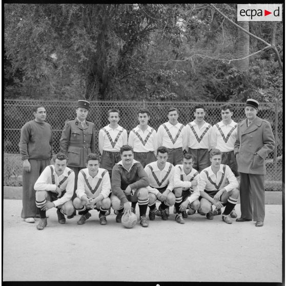 Les deux équipes posent pour une photographie de groupe.