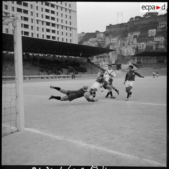Finale de la coupe de football opposant le 45e RTrs et la 10e SIM au stade municipal d'Alger.