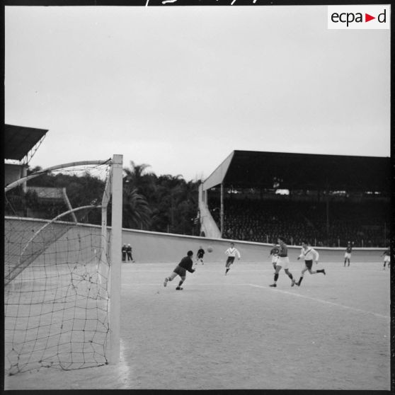 Finale de la coupe de football opposant le 45e RTrs et la 10e SIM au stade municipal d'Alger.