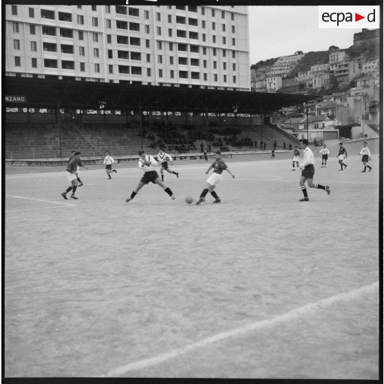 Finale de la coupe de football opposant le 45e RTrs et la 10e SIM au stade municipal d'Alger.