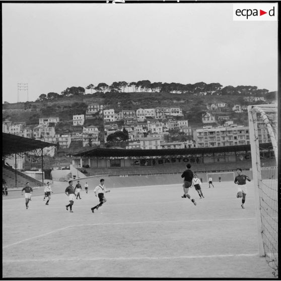 Finale de la coupe de football opposant le 45e RTrs et la 10e SIM au stade municipal d'Alger.