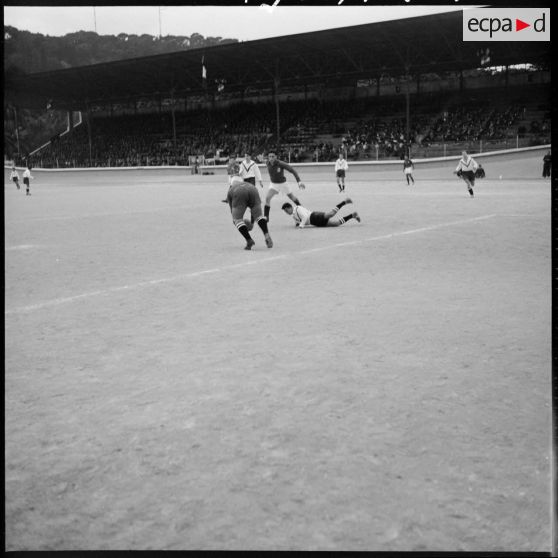 Finale de la coupe de football opposant le 45e RTrs et la 10e SIM au stade municipal d'Alger.