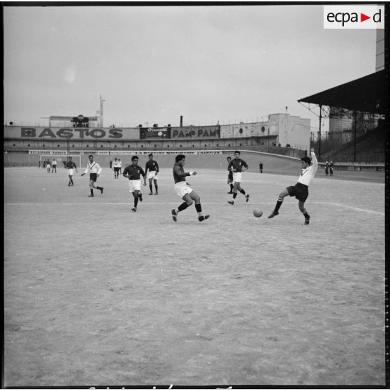 Finale de la coupe de football opposant le 45e RTrs et la 10e SIM au stade municipal d'Alger.