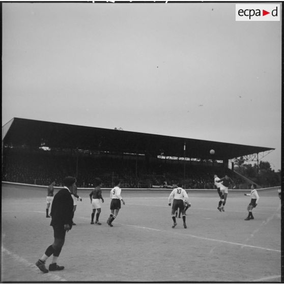 Finale de la coupe de football opposant le 45e RTrs et la 10e SIM au stade municipal d'Alger.