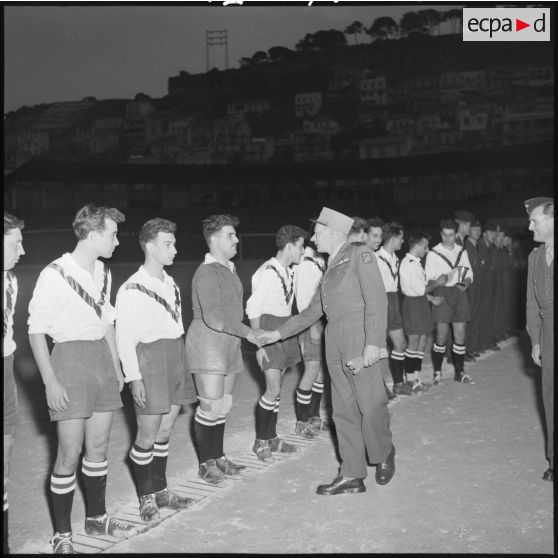 Le général de division remet la coupe à la 10e SIM ; celle-ci pose ensuite pour une photographie de groupe.