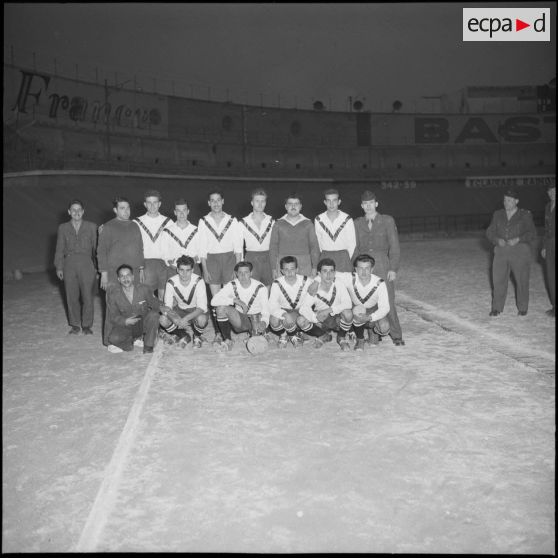Le général de division remet la coupe à la 10e SIM ; celle-ci pose ensuite pour une photographie de groupe.