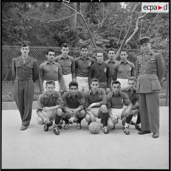 Les deux équipes posent pour une photographie de groupe.