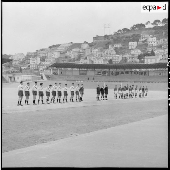 Les deux équipes sur le terrain avant le match.