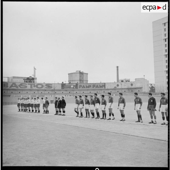 Les deux équipes sur le terrain avant le match.