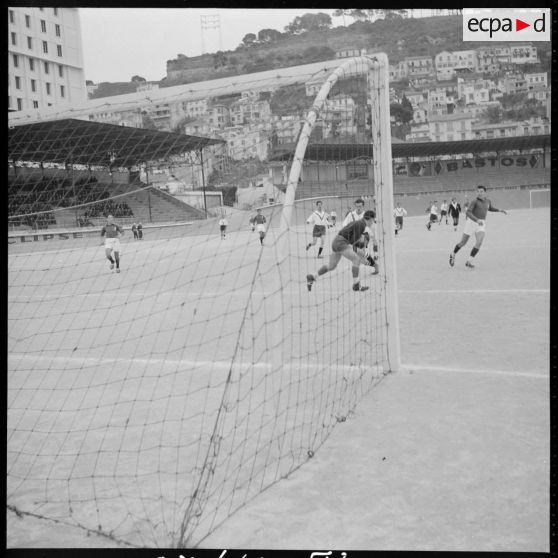 Finale de la coupe de football opposant le 45e RTrs et la 10e SIM au stade municipal d'Alger.