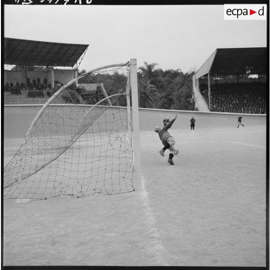 Finale de la coupe de football opposant le 45e RTrs et la 10e SIM au stade municipal d'Alger.