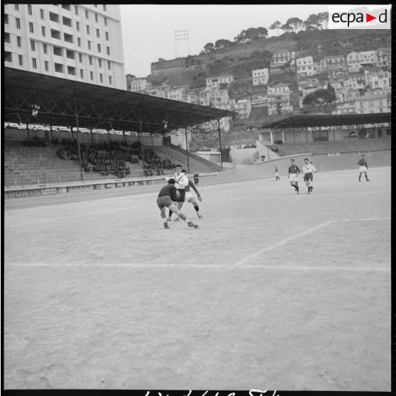 Finale de la coupe de football opposant le 45e RTrs et la 10e SIM au stade municipal d'Alger.