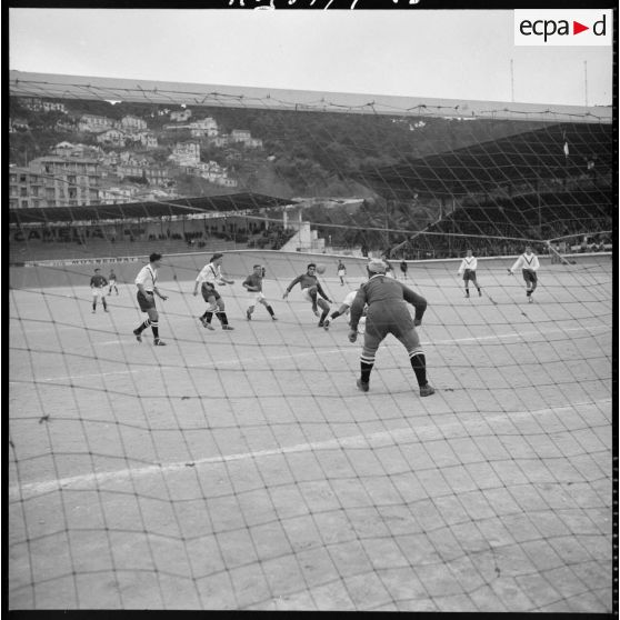Finale de la coupe de football opposant le 45e RTrs et la 10e SIM au stade municipal d'Alger.