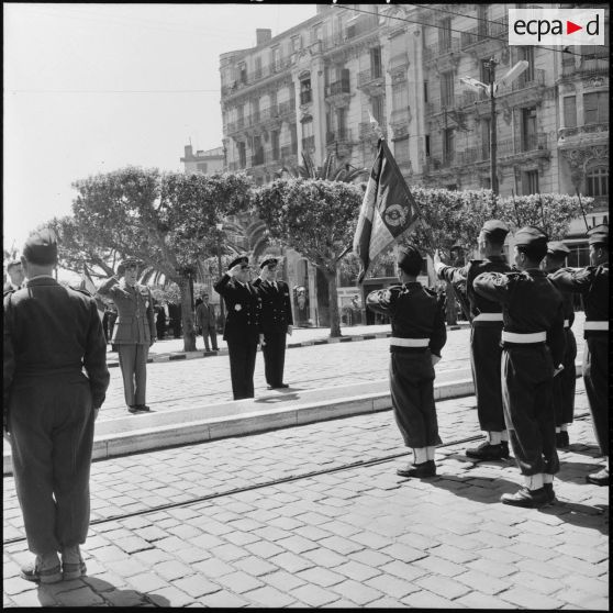 Commémoration de la fête de Jeanne d'Arc en présence de nombreux porte-drapeaux, Plateau des Glières à Alger.