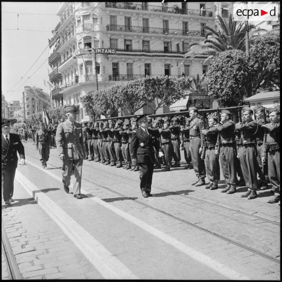 Le général de corp d'armée Cailles passe en revue les troupes, au plateau des Glières à Alger.
