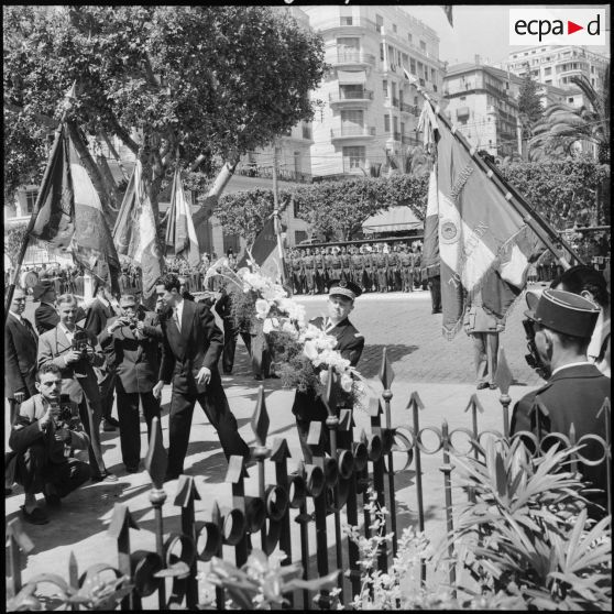 Depôt d'une gerbe lors de la fête de Jeanne d'Arc au Plateau des Glières à Alger.