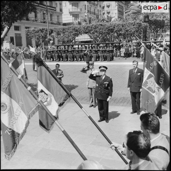 Porte-drapeaux au garde-à-vous pour la fête de Jeanne d'Arc au Plateau des Glières à Alger.