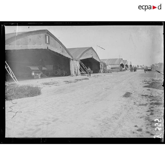 Champ d'aviation belge d'Houthem. Les hangars. [légende d'origine]