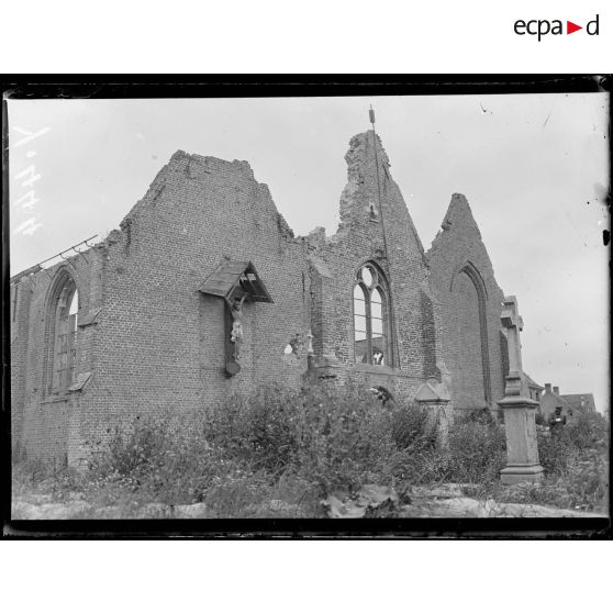 Nieucappelle. La façade principale de l'église, avec le Christ encore intact. [légende d'origine]