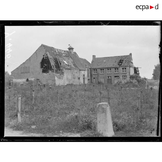 Nieucappelle. Un coin de la place de l'église avec fils de fer barbelés. [légende d'origine]