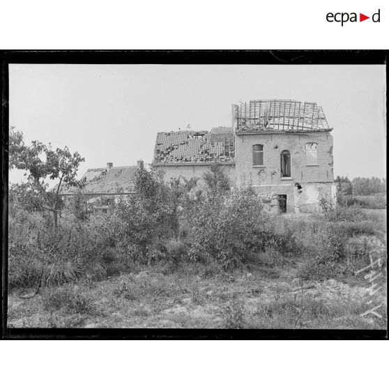 Nieucappelle. Maisons bombardées sur la place de l'église. [légende d'origine]