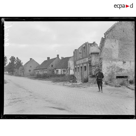 Nieucappelle. La sortie du village. [légende d'origine]