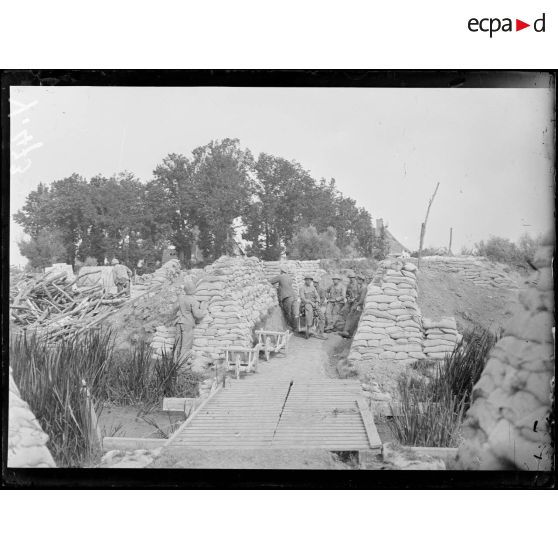 Près de St Jacques Cappelle. Soldats belges effectuant des travaux de défense de seconde ligne. [légende d'origine]
