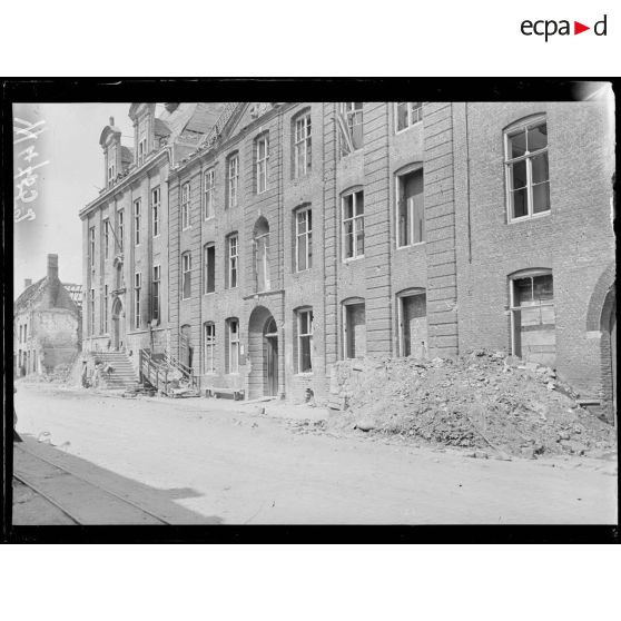 Nieuport. La mairie et la bibliothèque. [légende d'origine]