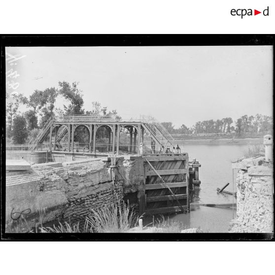 Niueport. Ecluse du Canal de Furnes, au fond l'Yser. [légende d'origine]