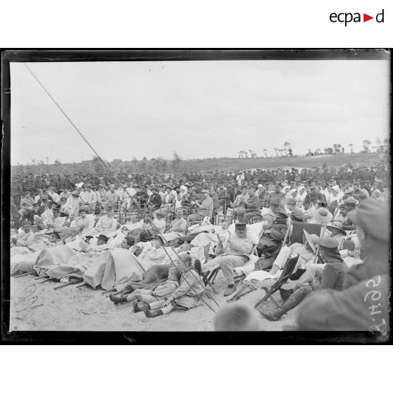 Près d'Adinkerke. Représentation théâtrale à l'hôpital Cabour. Blessés de l'hôpital aux 1ers rangs. [légende d'origine]