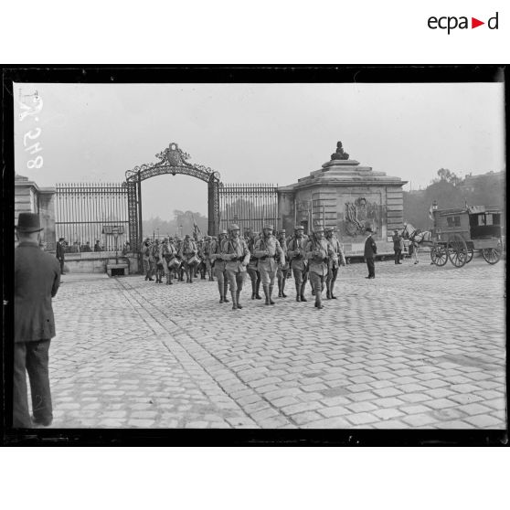 Paris. Invalides. Arrivée des troupes pour la prise d'armes et remise de décorations. [légende d'origine]