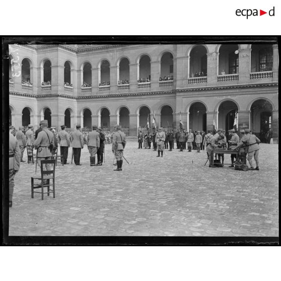 Paris. Invalides. Remise de décorations. [légende d'origine]