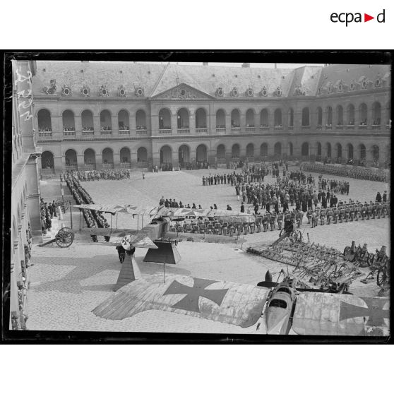 Paris. Invalides. Remise de décorations. Vue d'ensemble. [légende d'origine]