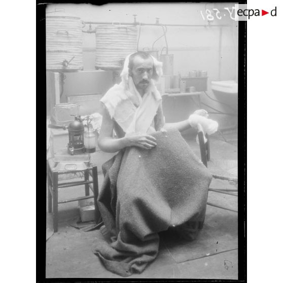 Issy-les-Moulineaux. Hôpital Saint Nicolas. Salle d'ambrine. Vaporisation d'une brûlure du dos. Traitement du docteur Barthe de Sandfort. [légende d'origine]