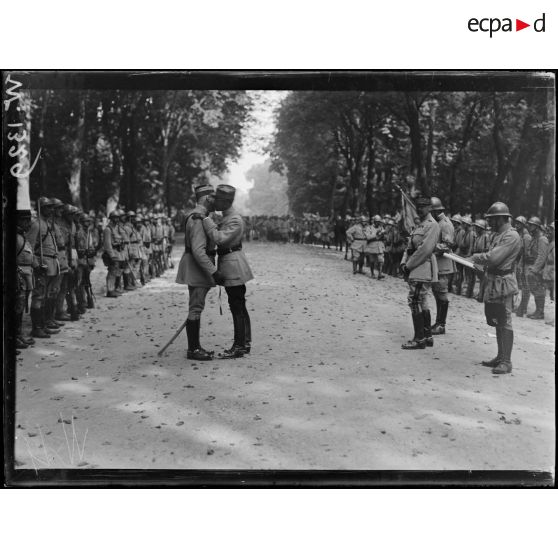 Saint-Germain-en-Laye, le général Desforges décore un lieutenant-colonel. [légende d'origine]