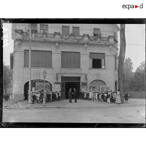 Bayonne. Les enfants des écoles se rendant à une conférence. [légende d'origine]