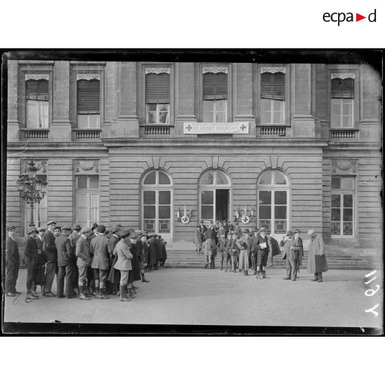 Bordeaux. Hôtel de ville. Enfants sortant de l'exposition de la SPA. [légende d'origine]