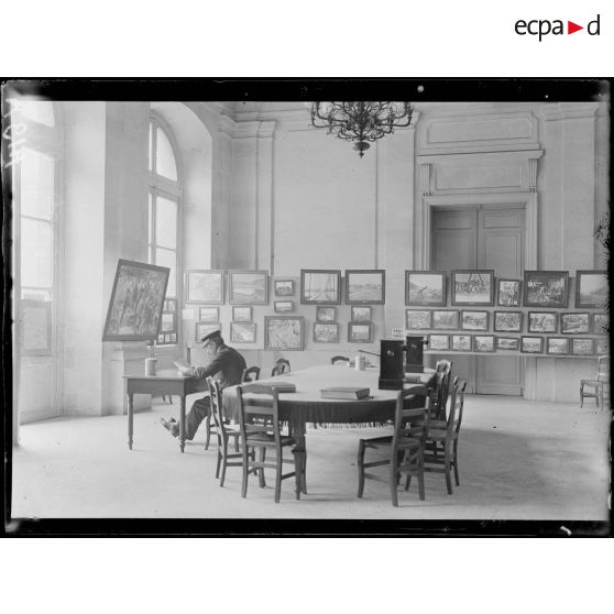 Bordeaux. Hôtel de ville. Exposition de la SPA. Une salle. [légende d'origine]