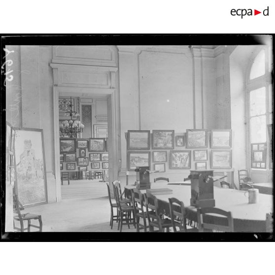 Bordeaux. Hôtel de ville. Exposition de la SPA. Une salle. [légende d'origine]