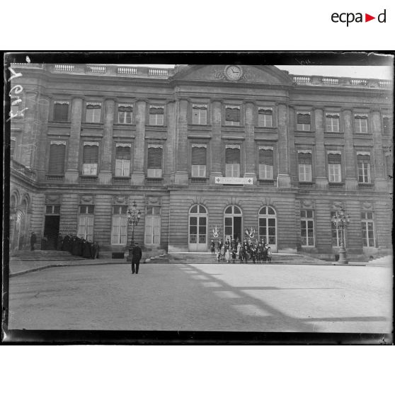 Bordeaux. Hôtel de ville. Exposition de la SPA. Façade. [légende d'origine]