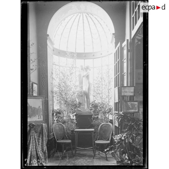 Nice. Cercle artistique. Exposition de la Section Photographique de l'Armée. Un coin du hall. [légende d'origine]