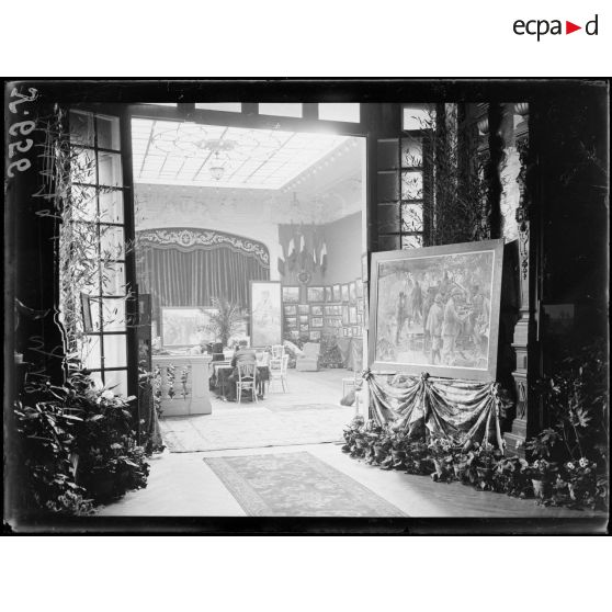Nice. Cercle artistique. Exposition de la Section Photographique de l'Armée. Le hall. [légende d'origine]