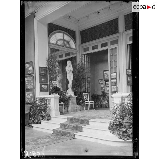 Nice. Cercle artistique. Exposition de la Section Photographique de l'Armée. Le hall. [légende d'origine]