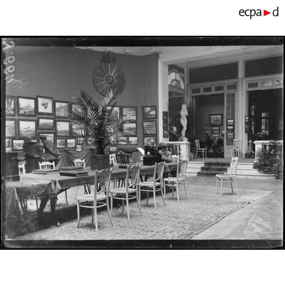 Nice. Un coin de l'exposition. [légende d'origine]