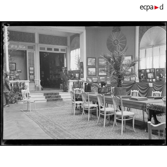 Nice. Cercle artistique. Exposition de la Section Photographique de l'Armée. Un coin de l'exposition. [légende d'origine]