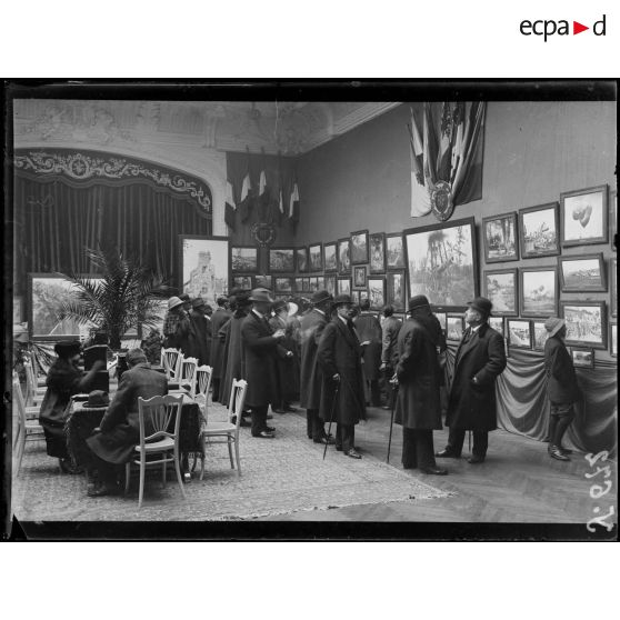 Nice. Les visiteurs à l'exposition. [légende d'origine]